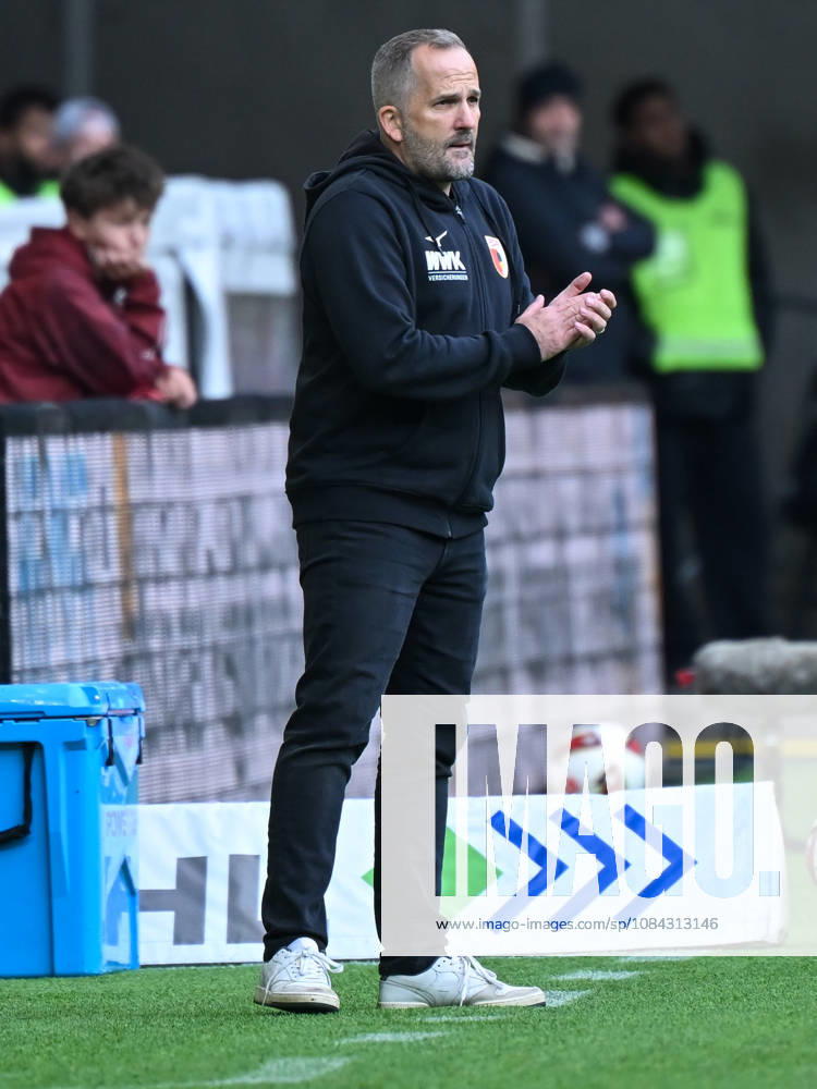 Soccer, Bundesliga 1, FC Augsburg vs. Bayern Munich, Head Coach Manuel Baum, FC Augsburg, DFL, DFB. REGULATIONS PROHIBIT ANY USE OF PHOTOGRAPHS AS IMAGE SEQUENCES AND OR QUASI-VIDEO, Augsburg