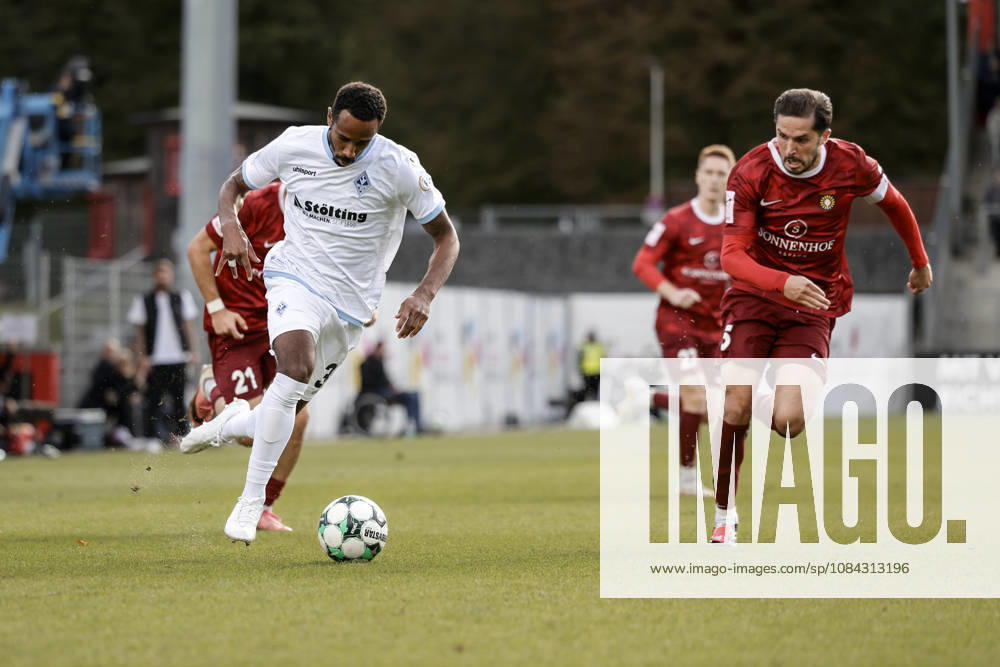 Soccer 3rd Division, SG Sonnenhof Grossaspach vs. SV Waldhof Mannheim, Noah Sarenren Bazee (SV Waldhof Mannheim), 37 heading toward the goal