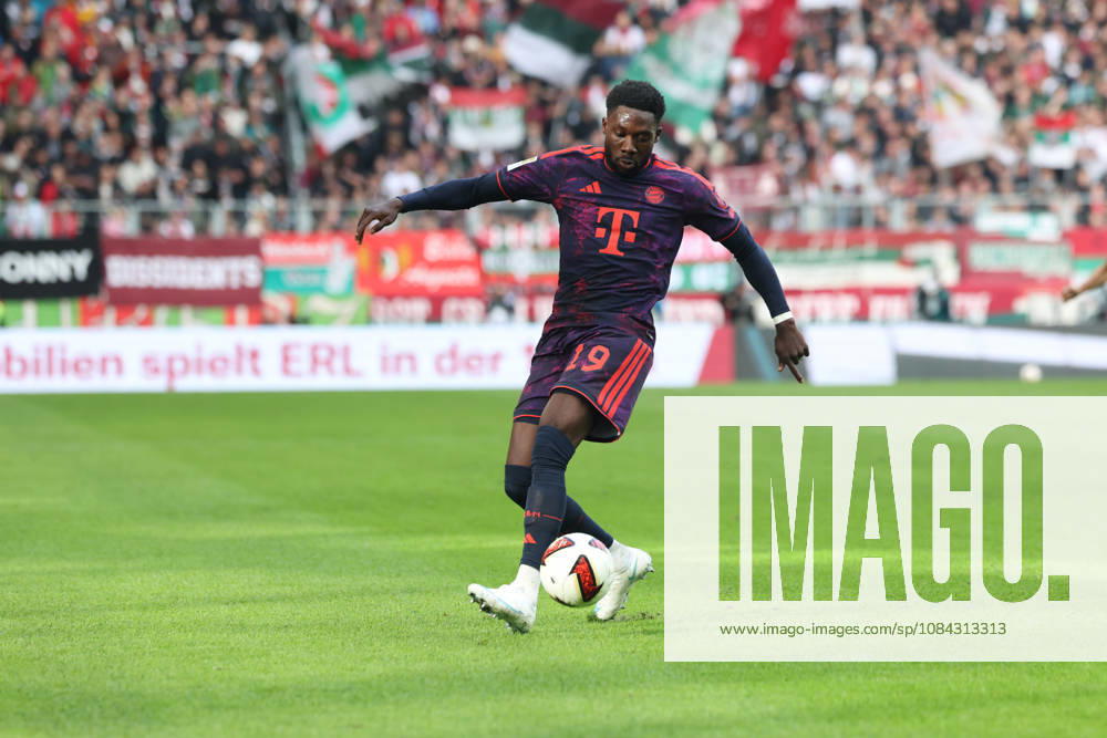 Alphonso Davies, FC Bayern Munich, age 19, with the ball, GER, FC Augsburg vs. FC Bayern Munich, soccer, Bundesliga, Matchday 5, 2026–2027 season, October 10, 2026, DFL and DFB regulations prohibit any use of photographs as image sequences and or quasi-video, GER, FC Augsburg vs. FC Bayern Munich, soccer, Bundesliga, Matchday 5, 2026–2027 season, October 10, 2026, Augsburg