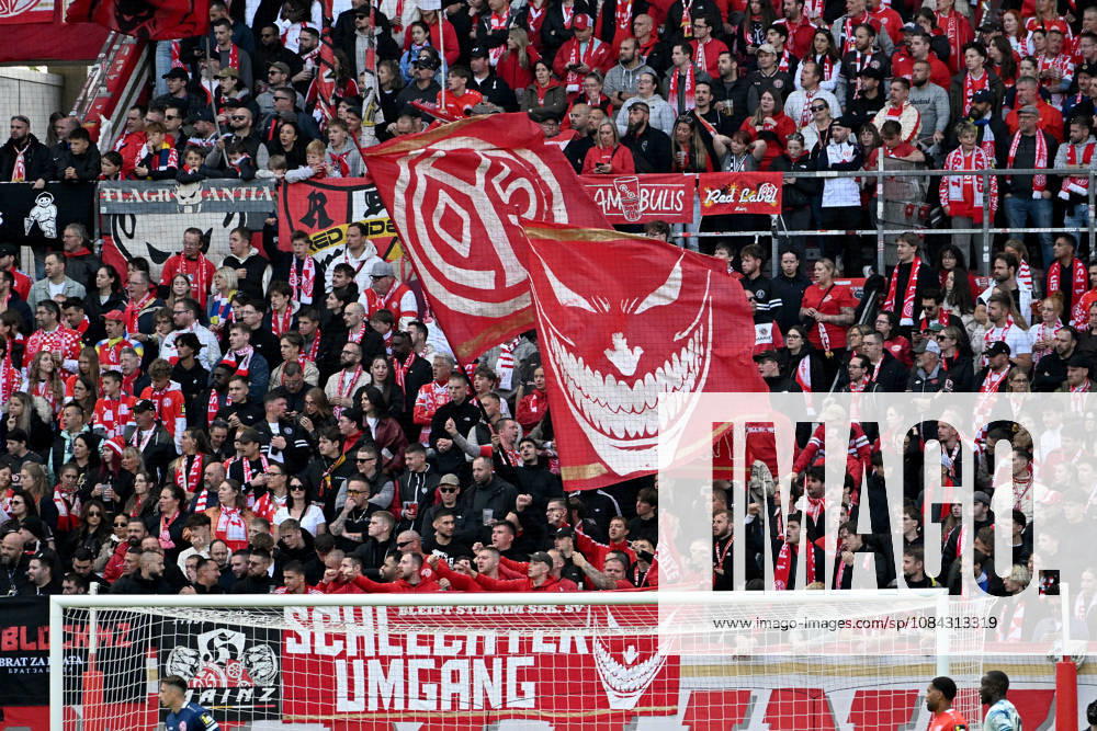 Soccer, Bundesliga 1, FSV Mainz 05 vs. Bayer 04 Leverkusen – Mainz fans, atmosphere, scarves, emotions. DFL and DFB regulations prohibit any use of photographs as image sequences and or quasi-video. Mainz