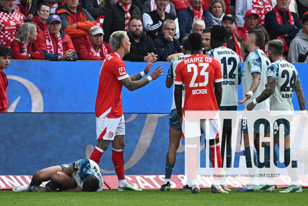 Soccer 1st Bundesliga, FSV Mainz 05 vs. Bayer 04 Leverkusen, ref. Philipp Tietz, FSV Mainz 05 after the foul on Miguel Gutierrez, Bayer 04 Leverkusen. DFL and DFB regulations prohibit any use of photographs as image sequences and or quasi-VVIDEO Mainz