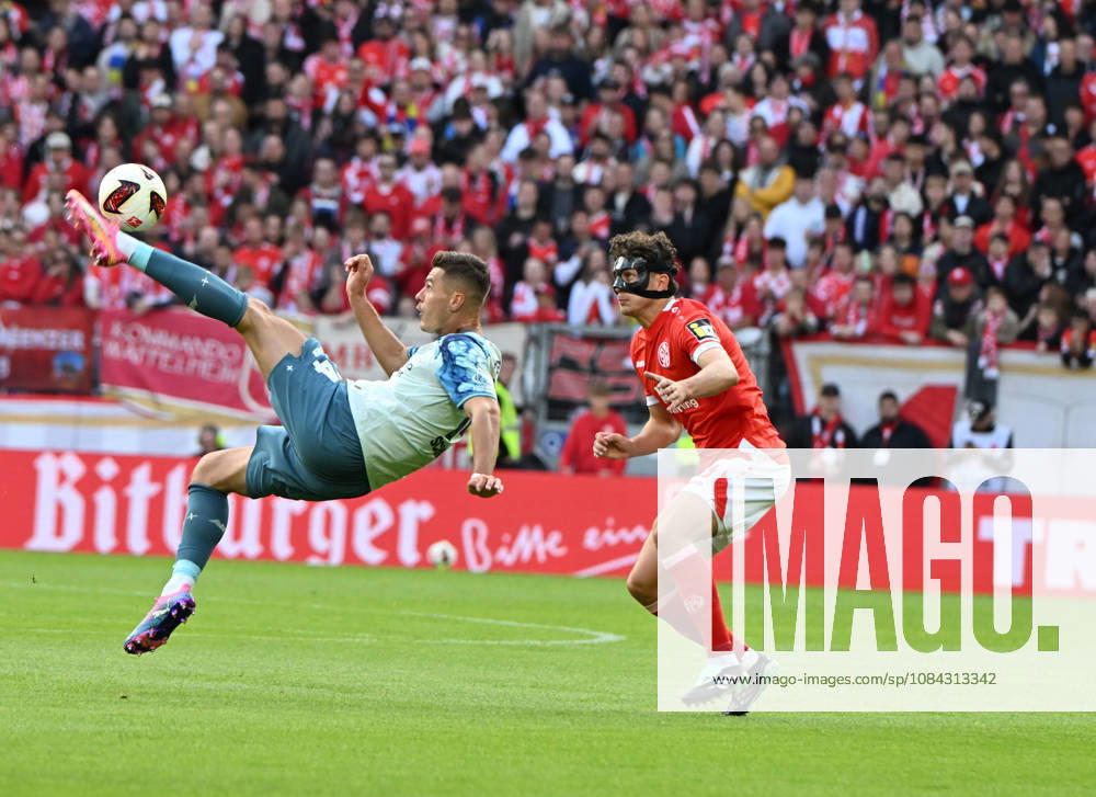 Soccer Bundesliga Season 2026–2027 Mewa Arena Mainz, October 10, 2026, 1:00 p.m. FSV Mainz 05 vs. Bayer Leverkusen, Patrik SCHICK (Bayer Leverkusen), li Fabio GRUBER mz DFL regulations prohibit any use of photographs as image sequences and or quasi-video; editorial use only; national and international news agencies excluded. German Bundesliga 1 FSV Mainz 05