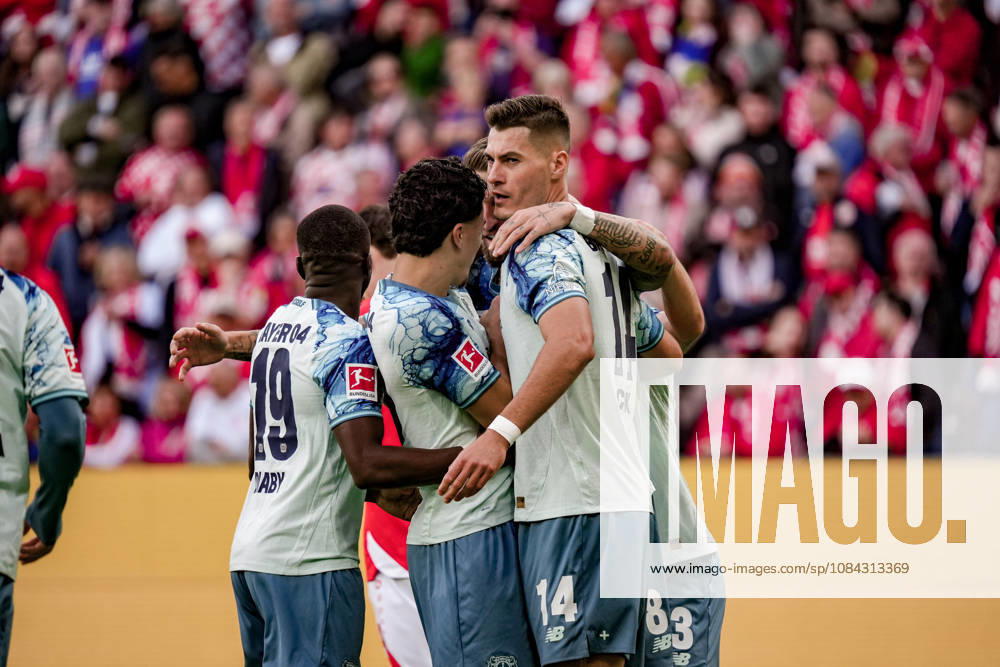 Germany Soccer Season 2026–2027, Bundesliga 1, Matchday 5, FSV Mainz 05 vs. Bayer 04 Leverkusen at MEWA Arena in Mainz; Leverkusen players celebrate their 0–1 lead, goal, goal celebration, celebration, joy, emotions, Mainz, MEWA Arena, Germany
