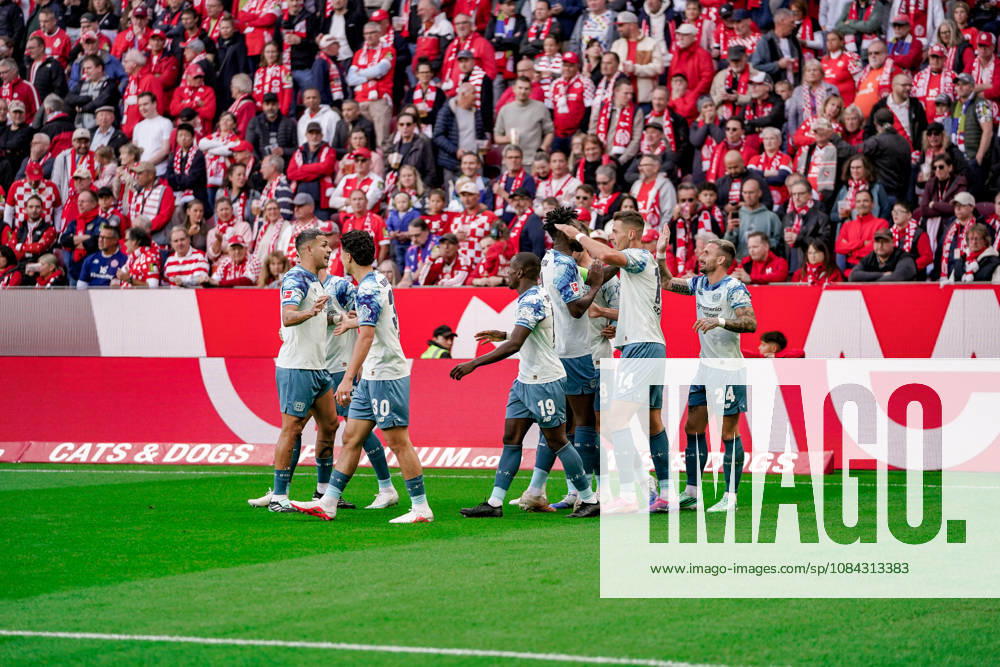 Germany Soccer Season 2026–2027, Bundesliga 1, Matchday 5, FSV Mainz 05 vs. Bayer 04 Leverkusen at MEWA Arena in Mainz; Leverkusen players celebrate their 0–1 lead, goal, goal celebration, celebration, joy, emotions, Mainz, MEWA Arena, Germany