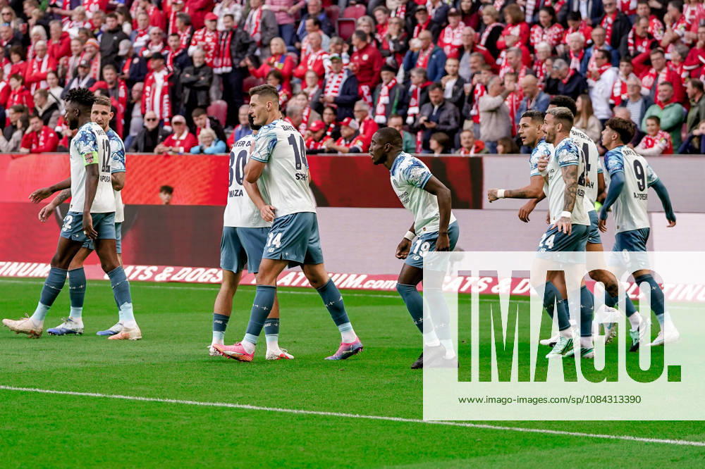 Germany Soccer Season 2026–2027, Bundesliga 1, Matchday 5, FSV Mainz 05 vs. Bayer 04 Leverkusen at MEWA Arena in Mainz; Leverkusen players celebrate their 0–1 lead, goal, goal celebration, celebration, joy, emotions, Mainz, MEWA Arena, Germany