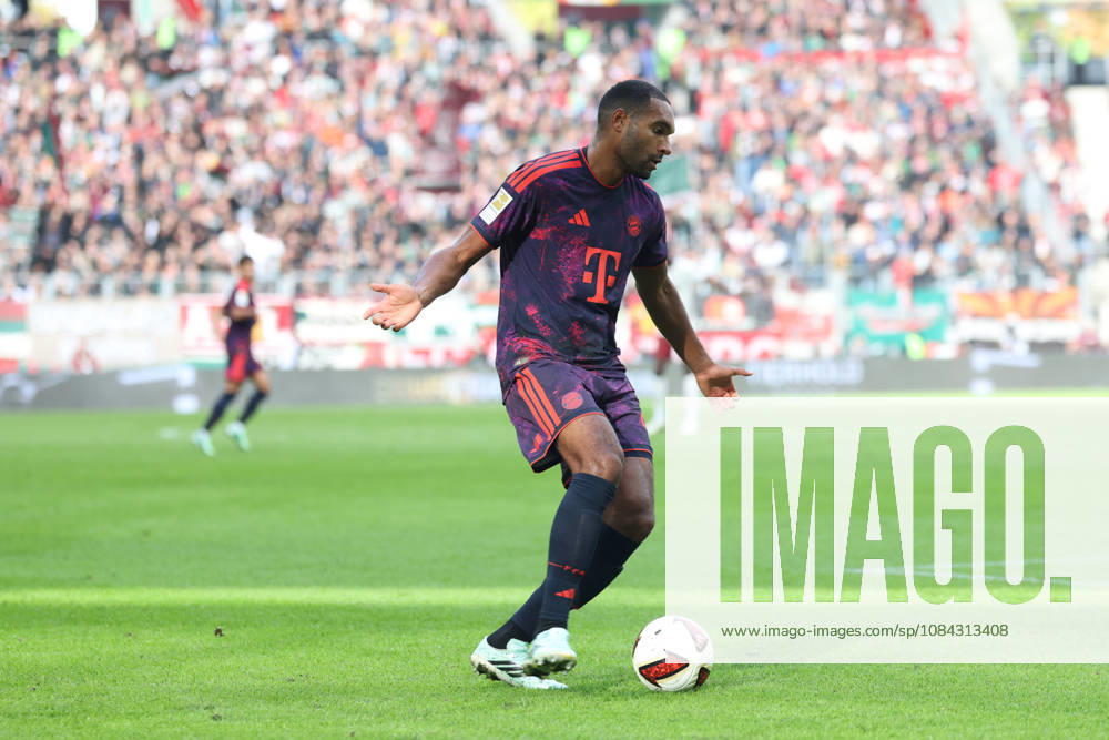 Jonathan Tah, FC Bayern Munich, No. 04 with the ball, GER, FC Augsburg vs. FC Bayern Munich, Soccer, Bundesliga, Matchday 5, 2026–2027 season, October 10, 2026, DFL and DFB regulations prohibit any use of photographs as image sequences and or quasi-video, GER, FC Augsburg vs. FC Bayern Munich, soccer, Bundesliga, Matchday 5, 2026–2027 season, October 10, 2026, Augsburg