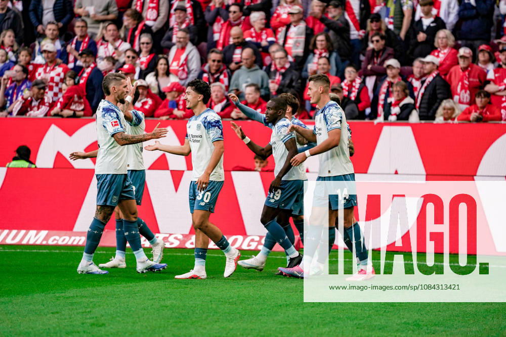 Germany Soccer Season 2026–2027, Bundesliga 1, Matchday 5, FSV Mainz 05 vs. Bayer 04 Leverkusen at MEWA Arena in Mainz; Leverkusen players celebrate their 0–1 lead, goal, goal celebration, celebration, joy, emotions, Mainz, MEWA Arena, Germany