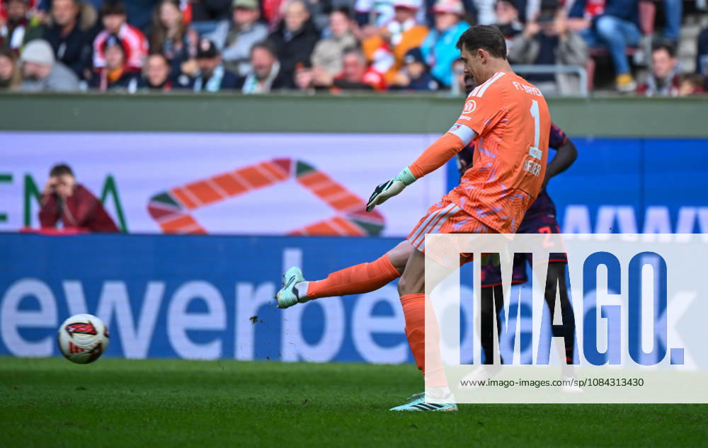Soccer, Bundesliga 1, FC Augsburg vs. Bayern Munich – Manuel Neuer, FC Bayern Munich, action shot, individual action, single frame, cropped image, full-body shot, full figure. DFL and DFB regulations prohibit any use of photographs as image sequences and or quasi-video. Augsburg