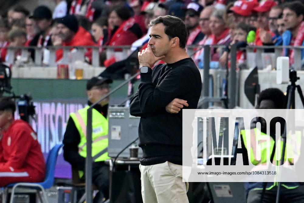 Soccer, Bundesliga 1, FSV Mainz 05 vs. Bayer 04 Leverkusen – Head Coach Carles Martinez, Bayer 04 Leverkusen. DFL and DFB regulations prohibit any use of photographs as image sequences and or quasi-video. Mainz