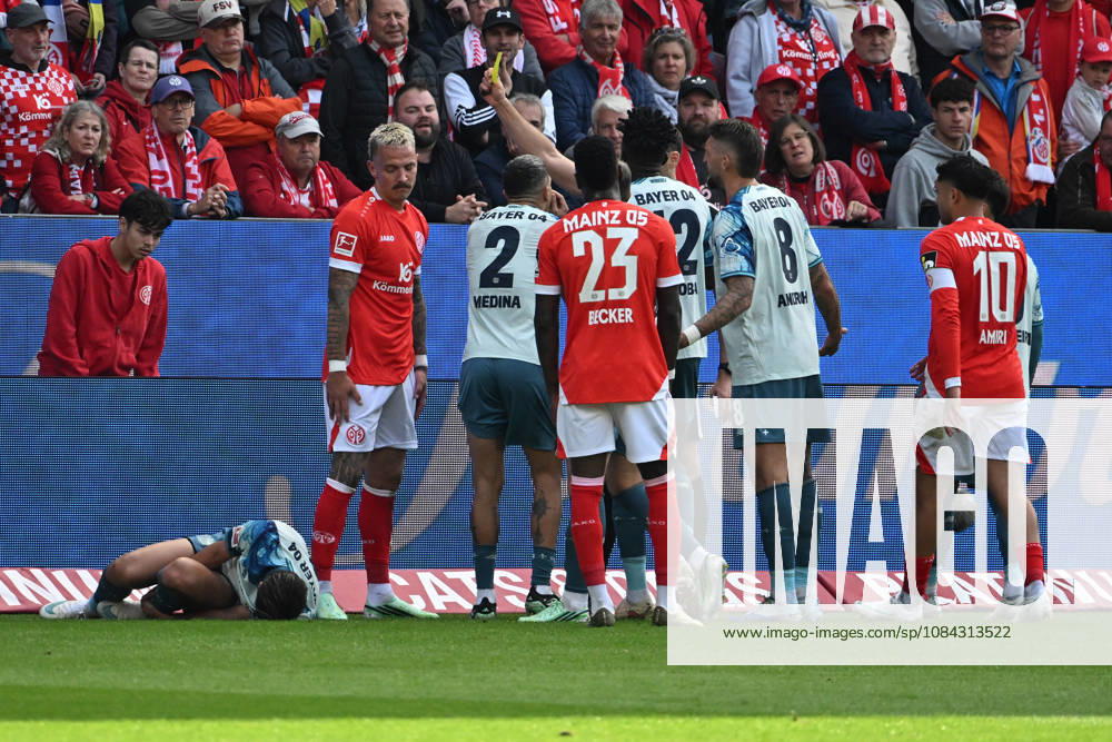 Soccer, Bundesliga 1, FSV Mainz 05 vs. Bayer 04 Leverkusen: Referee Max Burda shows Philipp Tietz of FSV Mainz 05 a yellow card after a foul on Miguel Gutierrez of Bayer 04 Leverkusen. DFL and DFB regulations prohibit any use of photographsHS as IMAGE SEQUENCES and or QUASI-VIDEO Mainz
