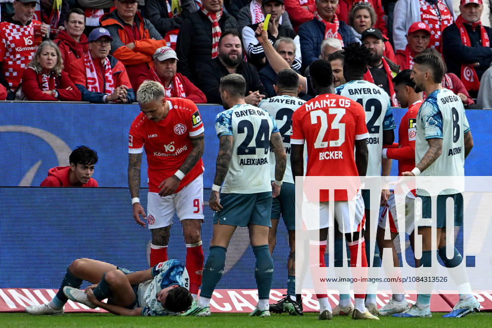 Soccer, Bundesliga 1, FSV Mainz 05 vs. Bayer 04 Leverkusen: Referee Max Burda shows Philipp Tietz of FSV Mainz 05 a yellow card after a foul on Miguel Gutierrez of Bayer 04 Leverkusen. DFL and DFB regulations prohibit any use of photographsHS as IMAGE SEQUENCES and or QUASI-VIDEO Mainz
