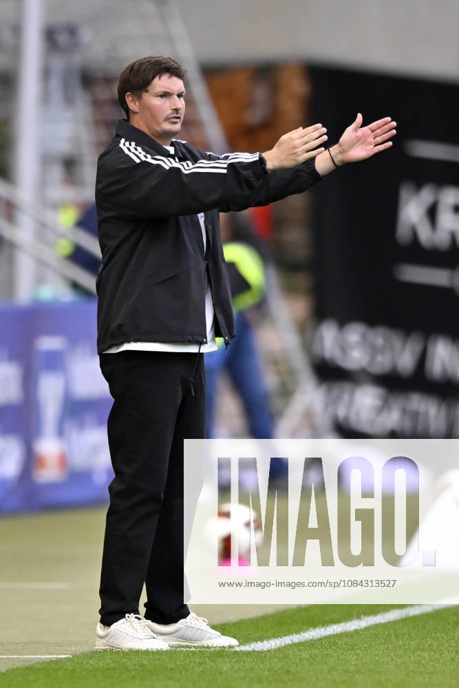 Coach Merlin Polzin of Hamburger SV (HSV) on the sidelines, gesturing during the match between TSG 1899 Hoffenheim and Hamburger SV (HSV) on October 10, 2026. DFL regulations prohibit any use of photographs as image sequences and or quasi-VVIDEO TSG 1899 Hoffenheim vs. Hamburger SV (HSV)