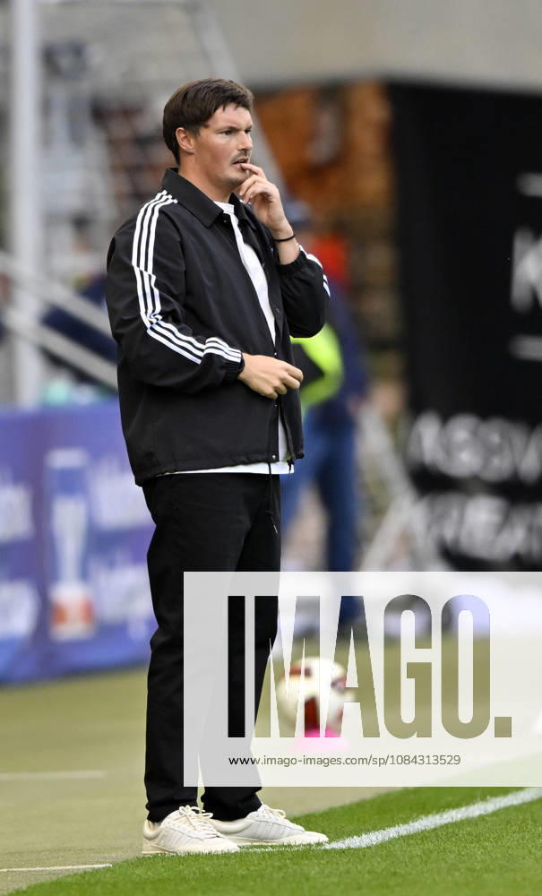 Coach Merlin Polzin of Hamburger SV (HSV) on the sidelines, gesturing thoughtfully; TSG 1899 Hoffenheim vs. Hamburger SV (HSV), October 10, 2026. DFL regulations prohibit any use of photographs as image sequences and or QUASI-VIDEO TSG 1899 Hoffenheim vs. Hamburger SV (HSV)