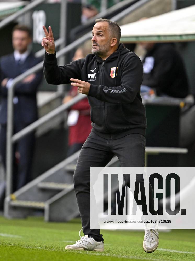 2026–2027 Bundesliga Season, Matchday 5, FC Augsburg vs. FC Bayern Munich, at the WWK Arena in Augsburg; FC Augsburg coach Manuel Baum gestures