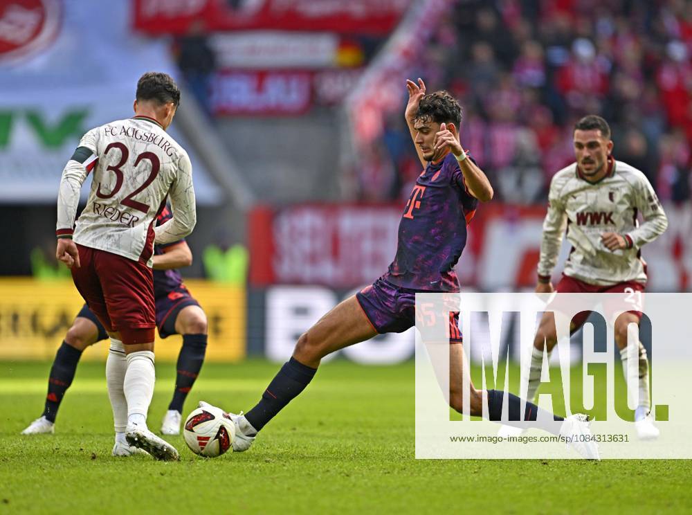 2026–2027 Bundesliga Season, Matchday 5, FC Augsburg vs. FC Bayern Munich, at the WWK Arena in Augsburg, from left: Fabian Rieder (FC Augsburg) vs. Aleksandar Pavlovic (Bayern Munich) and Arijon Ibrahimovic (FC Augsburg)