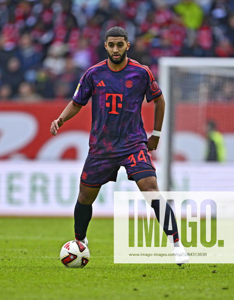 2026–2027 Bundesliga Season, Matchday 5, FC Augsburg vs. FC Bayern Munich, at the WWK Arena in Augsburg, Ismael Saibari of FC Bayern Munich in possession of the ball