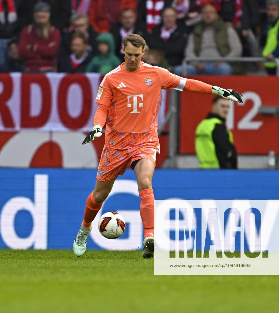 2026–2027 Bundesliga, Matchday 5, FC Augsburg vs. FC Bayern Munich, at the WWK Arena in Augsburg, Goalkeeper Manuel Neuer (FC Bayern Munich) in goal
