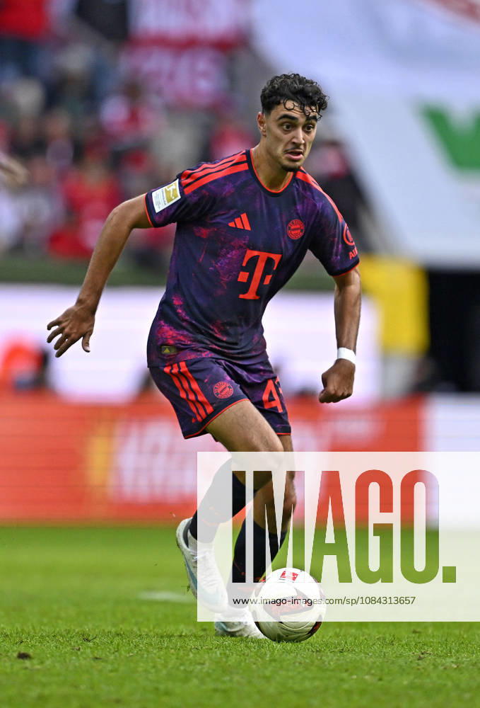2026–2027 Bundesliga, Matchday 5, FC Augsburg vs. FC Bayern Munich, at the WWK Arena in Augsburg, Aleksandar Pavlovic of Bayern Munich on the ball