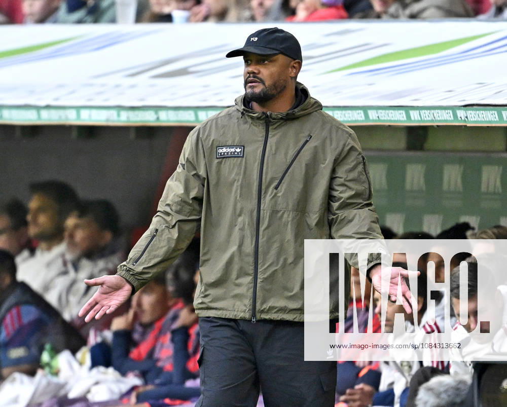 2026–2027 Bundesliga, Matchday 5, FC Augsburg vs. FC Bayern Munich, at the WWK Arena in Augsburg, Coach Manuel Baum of FC Augsburg is dissatisfied