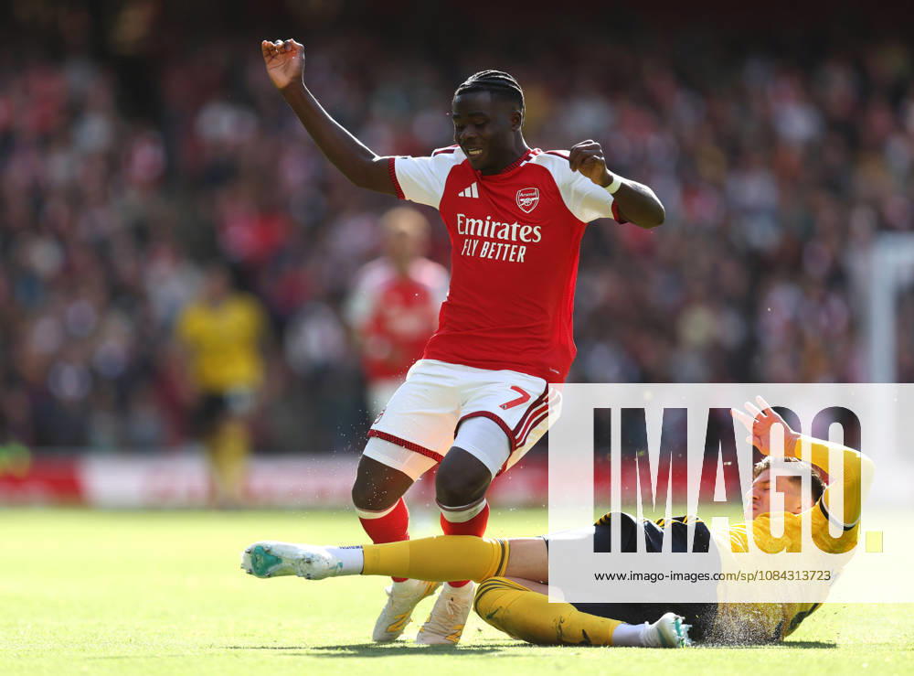 Arsenal gegen Leeds United, 10. Oktober 2026, London, Premier League, Fußball: Arsenal gegen Leeds United – Tarik Muharemovic von Leeds United begeht ein Foul an Bukayo Saka von Arsenal. Foto: Charlotte Wilson, Abseits, London, Großbritannien