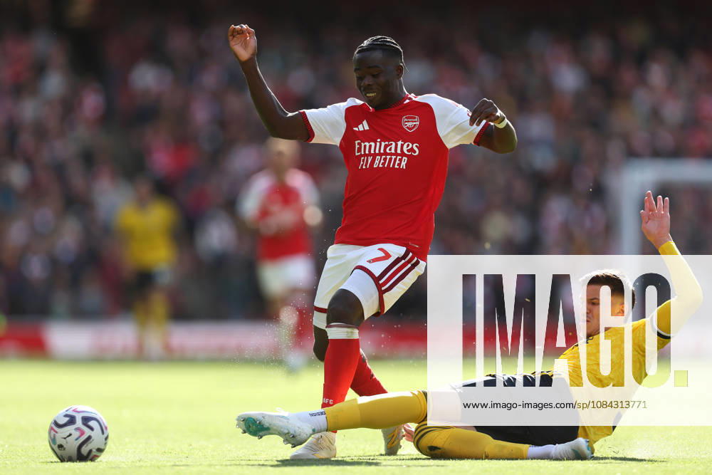 Arsenal gegen Leeds United, 10. Oktober 2026, London, Premier League, Fußball: Arsenal gegen Leeds United – Tarik Muharemovic von Leeds United begeht ein Foul an Bukayo Saka von Arsenal. Foto: Charlotte Wilson, Abseits, London, Großbritannien