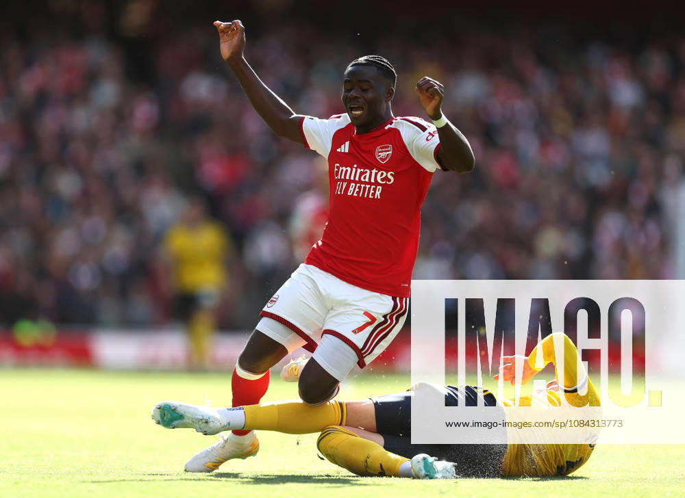 Arsenal gegen Leeds United, 10. Oktober 2026, London, Premier League, Fußball: Arsenal gegen Leeds United – Tarik Muharemovic von Leeds United begeht ein Foul an Bukayo Saka von Arsenal. Foto: Charlotte Wilson, Abseits, London, Großbritannien