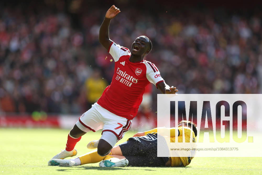 Arsenal gegen Leeds United, 10. Oktober 2026, London, Premier League, Fußball: Arsenal gegen Leeds United – Tarik Muharemovic von Leeds United begeht ein Foul an Bukayo Saka von Arsenal. Foto: Charlotte Wilson, Abseits, London, Großbritannien