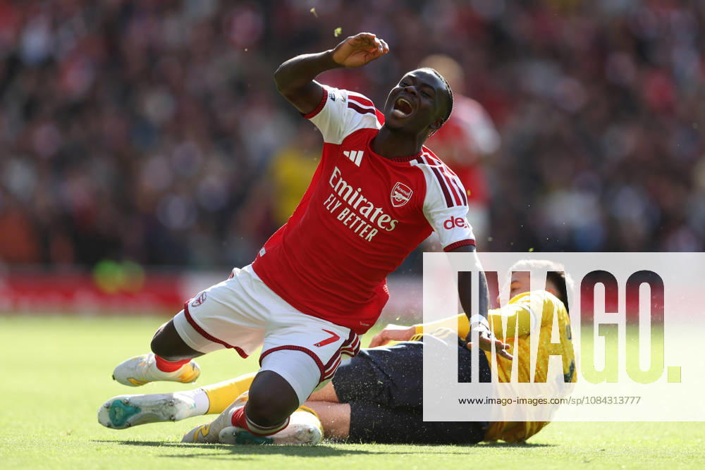 Arsenal gegen Leeds United, 10. Oktober 2026, London, Premier League, Fußball: Arsenal gegen Leeds United – Tarik Muharemovic von Leeds United begeht ein Foul an Bukayo Saka von Arsenal. Foto: Charlotte Wilson, Abseits, London, Großbritannien