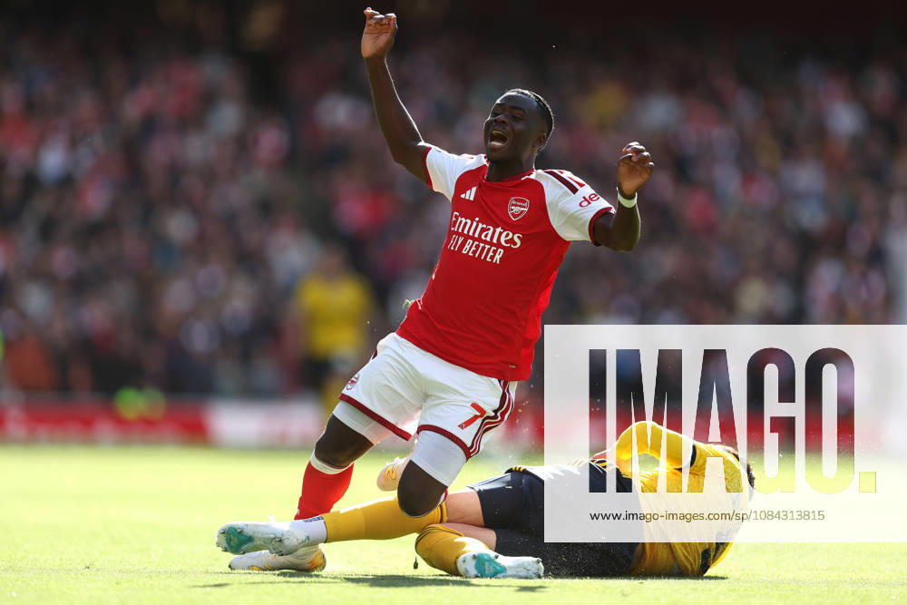 Arsenal gegen Leeds United, 10. Oktober 2026, London, Premier League, Fußball: Arsenal gegen Leeds United – Tarik Muharemovic von Leeds United begeht ein Foul an Bukayo Saka von Arsenal. Foto: Charlotte Wilson, Abseits, London, Großbritannien