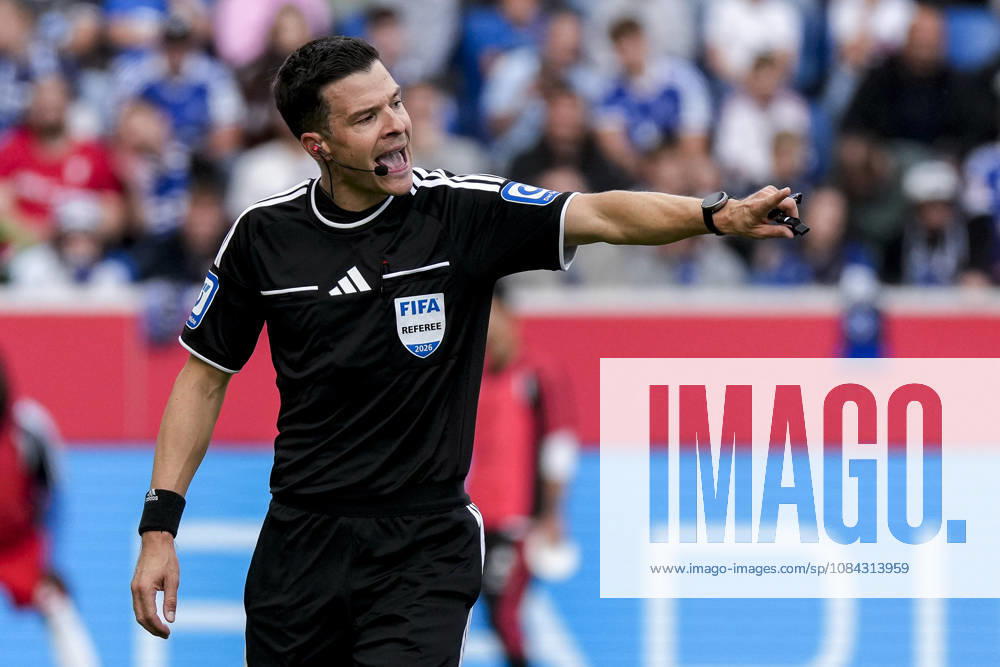 Referee Harm Osmers gives instructions, gestures, waves his arms; single frame, single photo, action, 10 10 2026, Sinsheim, Germany, soccer, Bundesliga, TSG 1899 Hoffenheim vs. Hamburger SV, DFB and DFL regulations prohibit any use of photographs as image sequences and or quasi-video