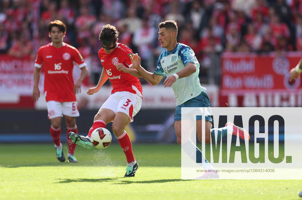 Bundesliga, 1 FSV Mainz 05 vs. Bayer 04 Leverkusen, from left to right, Fabio Gruber, FSV Mainz 05; Patrik Schick, Bayer 04 Leverkusen. DFL and DFB regulations prohibit any use of photographs as image sequences and or quasi-video.
