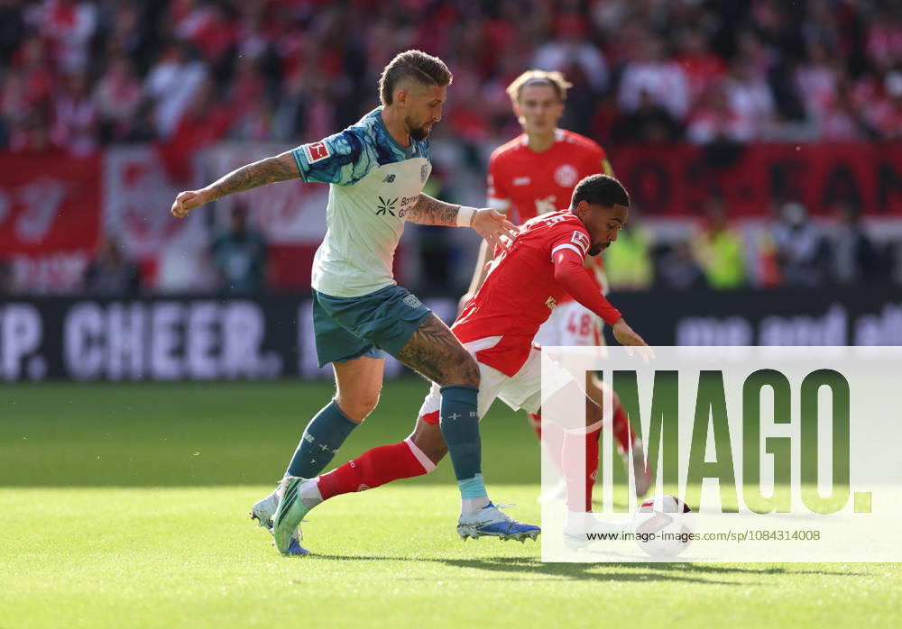 Bundesliga, 1 FSV Mainz 05 vs. Bayer 04 Leverkusen, from left: Robert Andrich (Bayer 04 Leverkusen), Phillipp Mwene, FSV Mainz 05. DFL and DFB regulations prohibit any use of photographs as image sequences and or quasi-video.