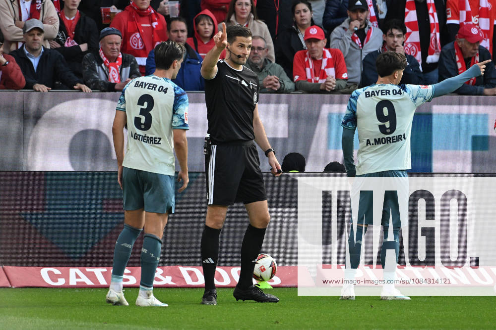 Soccer 1 Bundesliga, FSV Mainz 05 vs. Bayer 04 Leverkusen, Miguel Gutierrez (Bayer 04 Leverkusen), Referee: Max Burda, Afonso Bastardo Moreira (Bayer 04 Leverkusen). DFL and DFB regulations prohibit any use of photographs as image sequencesand or QUASI-VIDEO Mainz