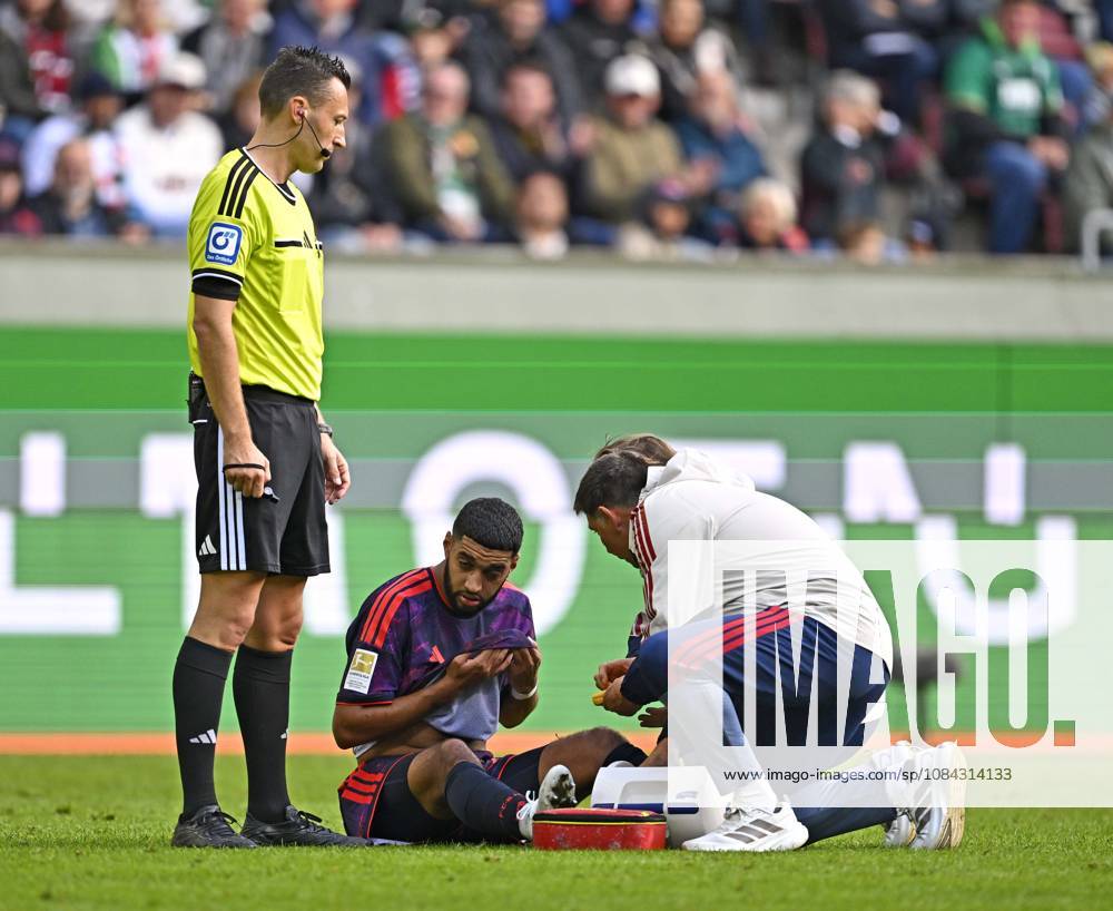 2026–2027 Bundesliga Season, Matchday 5, FC Augsburg vs. FC Bayern Munich, at the WWK Arena in Augsburg, Ismael Saibari of FC Bayern Munich is receiving treatment
