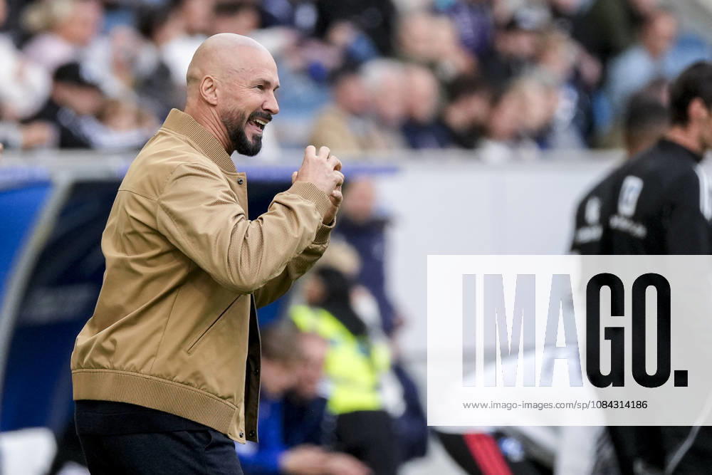Christian Ilzer, coach and head coach of Hoffenheim, gives instructions, gesturing with his arms; single frame, single photo, action, 10 10 2026, Sinsheim, Germany, soccer, Bundesliga, TSG 1899 Hoffenheim vs. Hamburger SV, DFB and DFL regulations prohibit any use of photographs as image sequences and or quasi-video