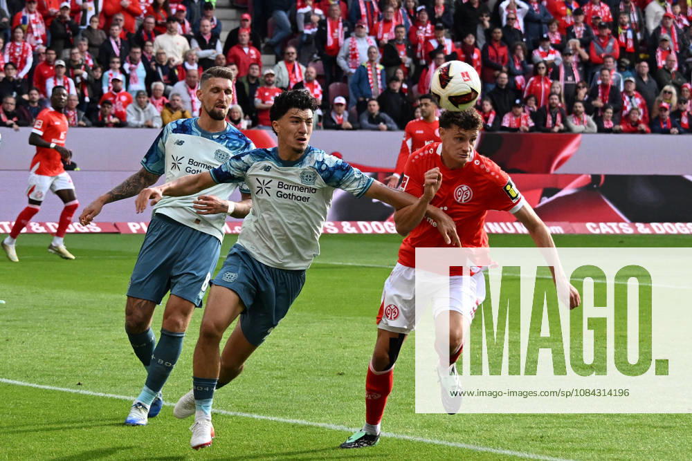 Soccer, Bundesliga 1, FSV Mainz 05 vs. Bayer 04 Leverkusen, Ibrahim Maza (Bayer 04 Leverkusen) and Eric Martel (FSV Mainz 05), tackle, action, battle for the ball Mainz