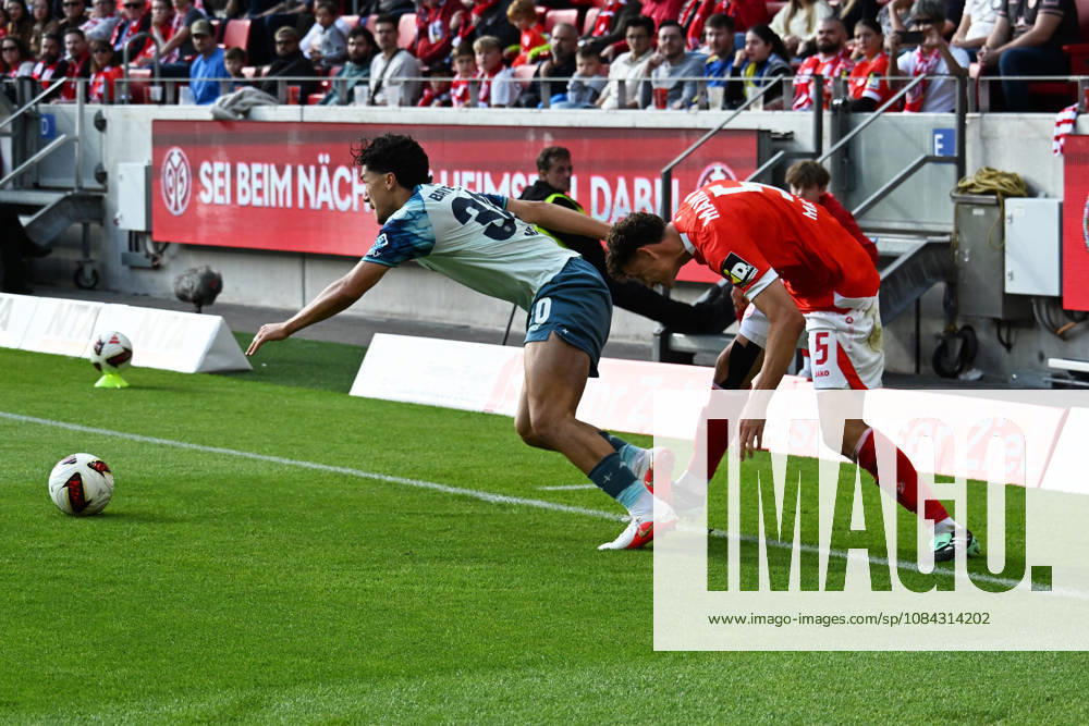 Soccer, Bundesliga 1, FSV Mainz 05 vs. Bayer 04 Leverkusen, Ibrahim Maza (Bayer 04 Leverkusen) and Eric Martel (FSV Mainz 05), tackle, action, battle for the ball Mainz
