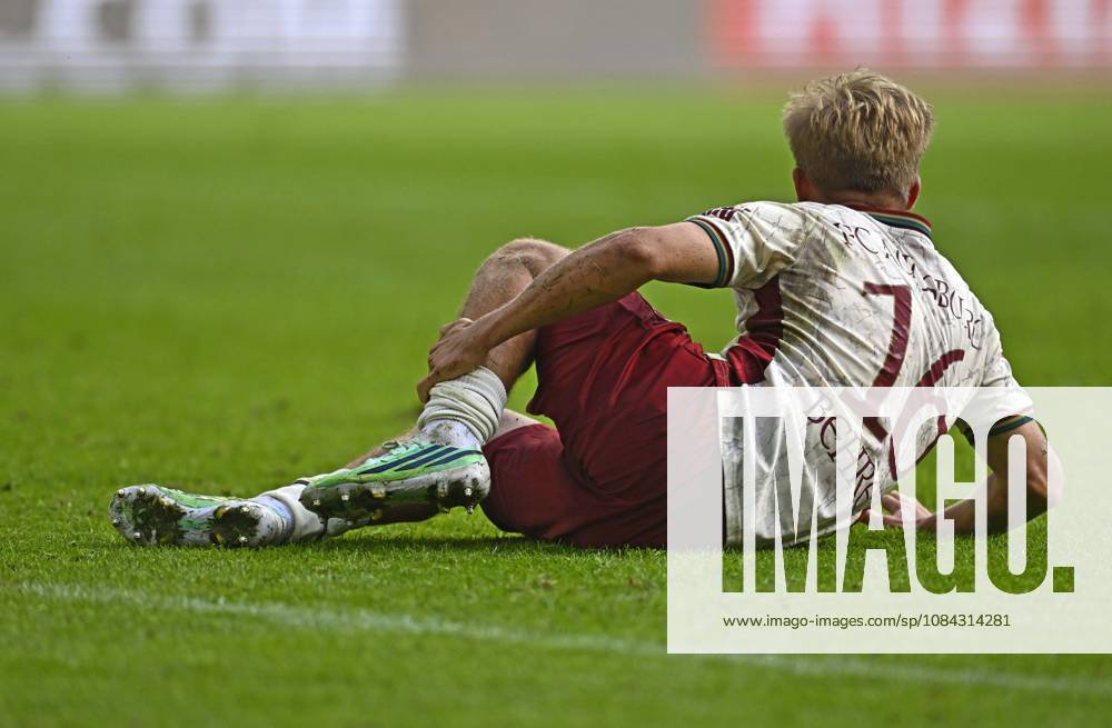 2026–2027 Bundesliga Season, Matchday 5, FC Augsburg vs. FC Bayern Munich, at the WWK Arena in Augsburg, Hennes Behrens of FC Augsburg with a long cut on his foot