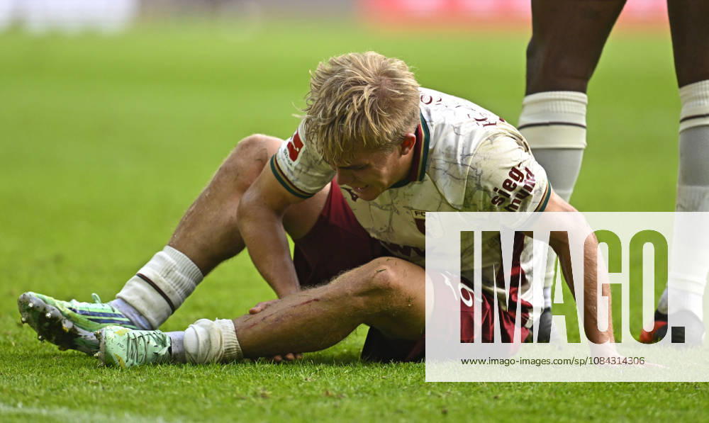 2026–2027 Bundesliga, Matchday 5, FC Augsburg vs. FC Bayern Munich, at the WWK Arena in Augsburg, Hennes Behrens of FC Augsburg with a long cut on his foot