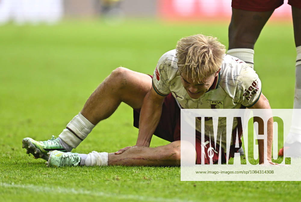 2026–2027 Bundesliga, Matchday 5, FC Augsburg vs. FC Bayern Munich, at the WWK Arena in Augsburg, Hennes Behrens of FC Augsburg with a long cut on his foot