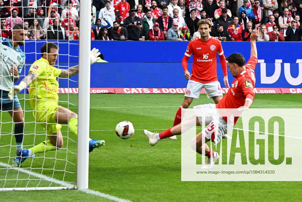 Soccer 1st Bundesliga, FSV Mainz 05 vs. Bayer 04 Leverkusen, Anthony Caci (FSV Mainz 05) goal scorer, scores the goal, goal, scores the goal 1 2 Mark Flekken Bayer 04 Leverkusen Mainz