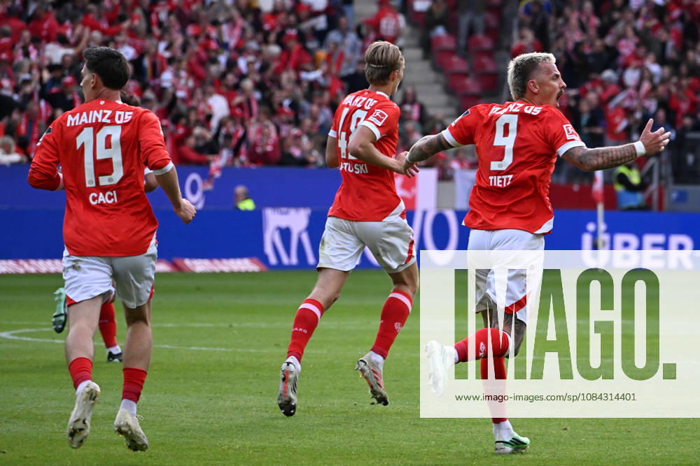 Soccer 1 Bundesliga, FSV Mainz 05 vs. Bayer 04 Leverkusen: Goal celebration after Anthony Caci’s goal for FSV Mainz 05. DFL and DFB regulations prohibit any use of photographs as image sequences and or quasi-videoEO Mainz