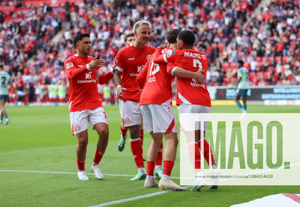 Bundesliga Soccer, 1 FSV Mainz 05 vs. Bayer 04 Leverkusen, from left, goal celebration for the 2-2 equalizer by Anthony Caci of FSV Mainz 05, Goal celebration, celebrating the goal. DFL and DFB regulations prohibit any use of photographs as image sequences and or quasi-video.