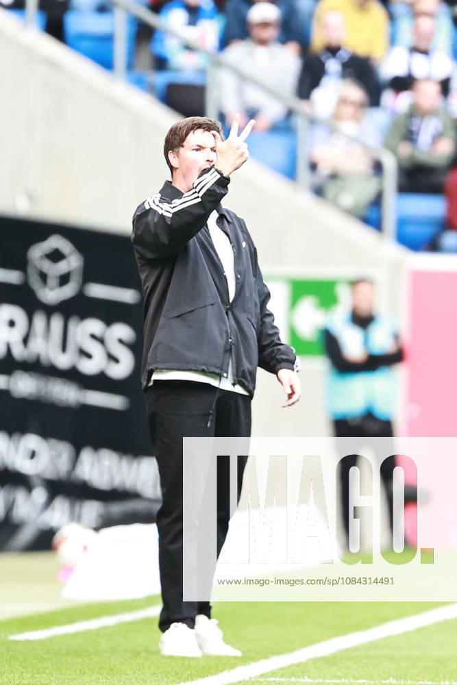 Soccer, Bundesliga 1, TSG 1899 Hoffenheim vs. Hamburger SV; Coach Merlin Polzin of Hamburger SV gives instructions, gesticulates with his arms, gesticulates Sinsheim