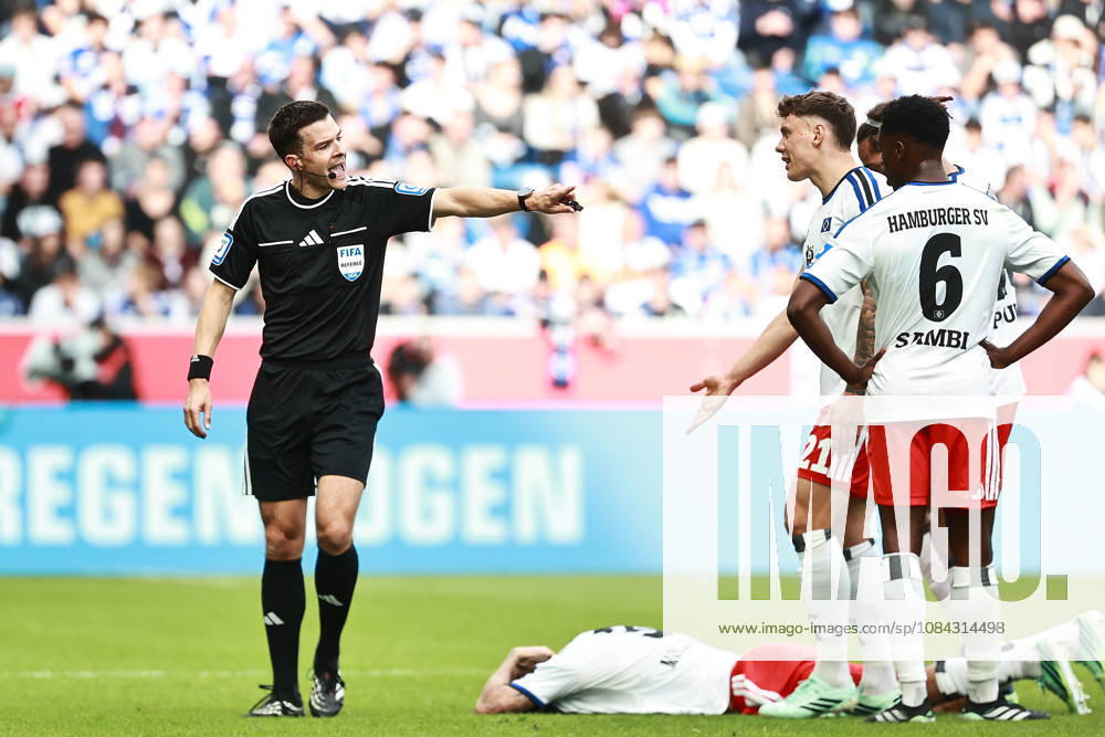 Soccer 1 Bundesliga Referee Harm Osmers gives instructions, gesticulates with his arms, TSG 1899 Hoffenheim vs. Hamburger SV Sinsheim