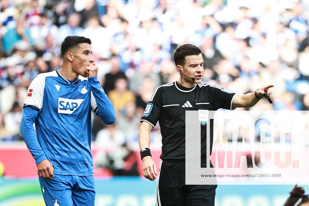 Soccer, Bundesliga 1, TSG 1899 Hoffenheim vs. Hamburger SV: Referee Harm Osmers gives instructions, gesticulates with his arms, gesticulates Sinsheim