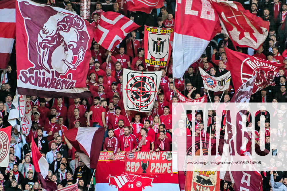 Germany, Soccer, Men s, 1. Bundesliga, Matchday 5, FC Augsburg vs. FC Bayern Munich, FC Bayern fan section, flags, ultras, fans, taunting banner against 1860 Augsburg, WWK Arena, Bavaria, Germany