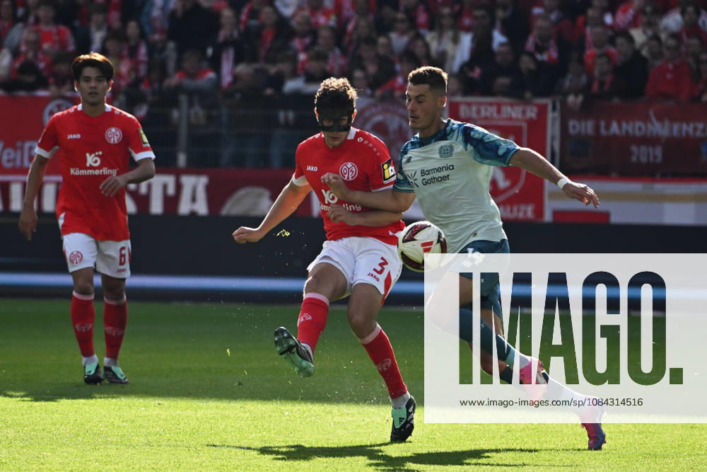 Soccer, 1. Bundesliga, FSV Mainz 05 vs. Bayer 04 Leverkusen, Fabio Gruber (FSV Mainz 05), Patrik Schick (Bayer 04 Leverkusen), tackle, action, battle for the ball. DFL and DFB regulations prohibit any use of photographs as image sequences and or quasi-video. Mainz