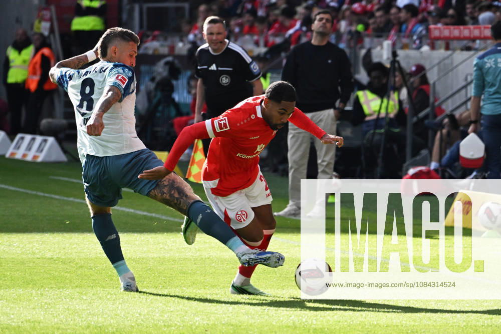 Soccer, Bundesliga 1, FSV Mainz 05 vs. Bayer 04 Leverkusen, Robert Andrich (Bayer 04 Leverkusen) and Sheraldo Becker (FSV Mainz 05), tackle, action, battle for the ball. DFL and DFB regulations prohibit any use of photographs as image sequences and or quasi-video. Mainz