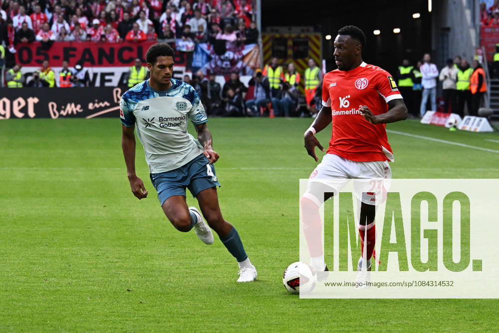 Soccer, Bundesliga 1, FSV Mainz 05 vs. Bayer 04 Leverkusen, Jarell Quansah (Bayer 04 Leverkusen) and Sheraldo Becker (FSV Mainz 05), tackle, action, battle for the ball. DFL and DFB regulations prohibit any use of photographs as image sequences and or quasi-video. Mainz